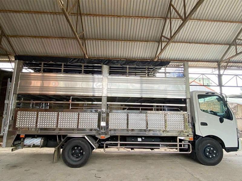 Hino 3 tấn 5 thùng chở gia súc