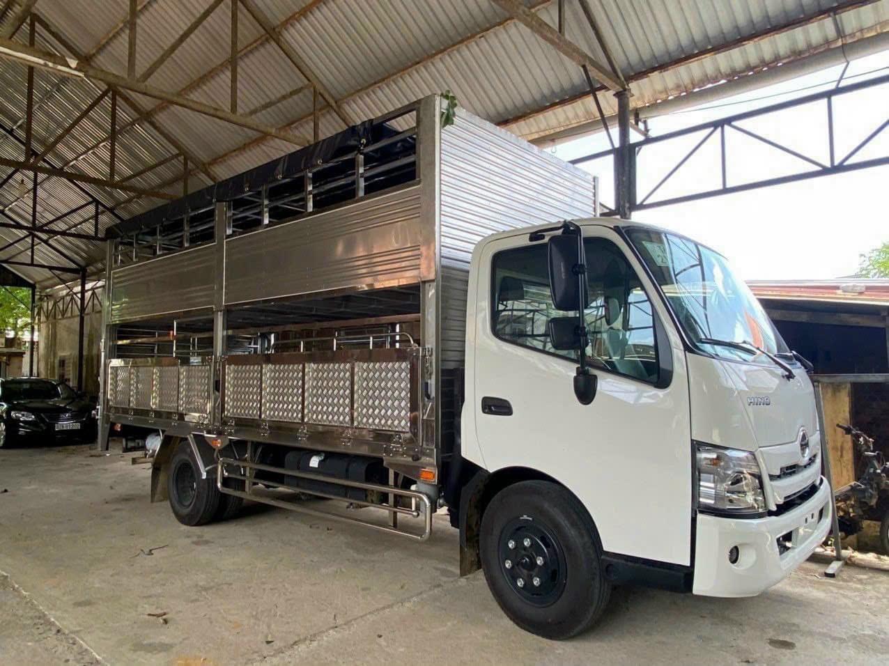 Hino 3 tấn 5 thùng chở gia súc