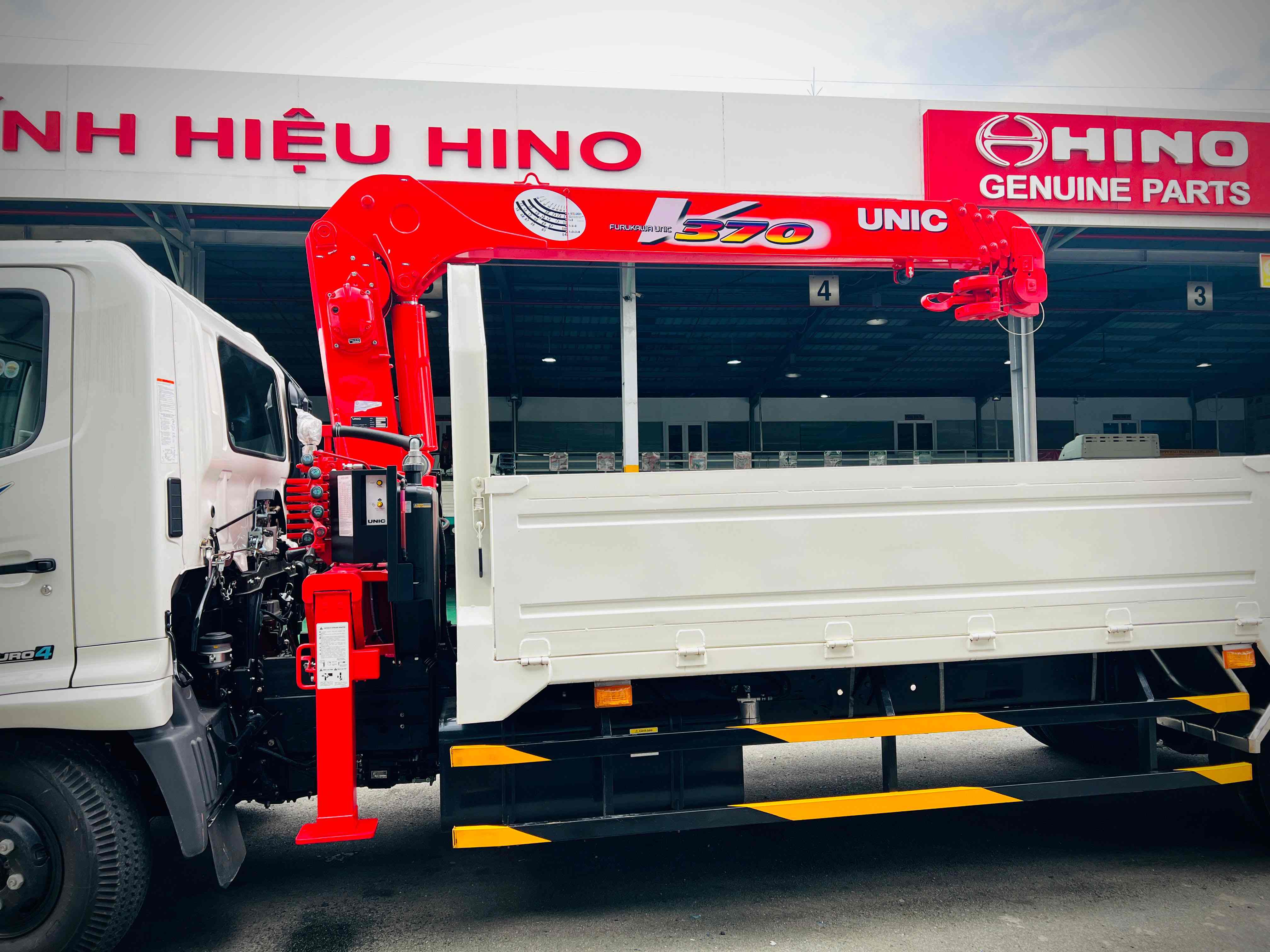 Cẩu Unic 374 3 tấn 4 khúc chân chống vuông