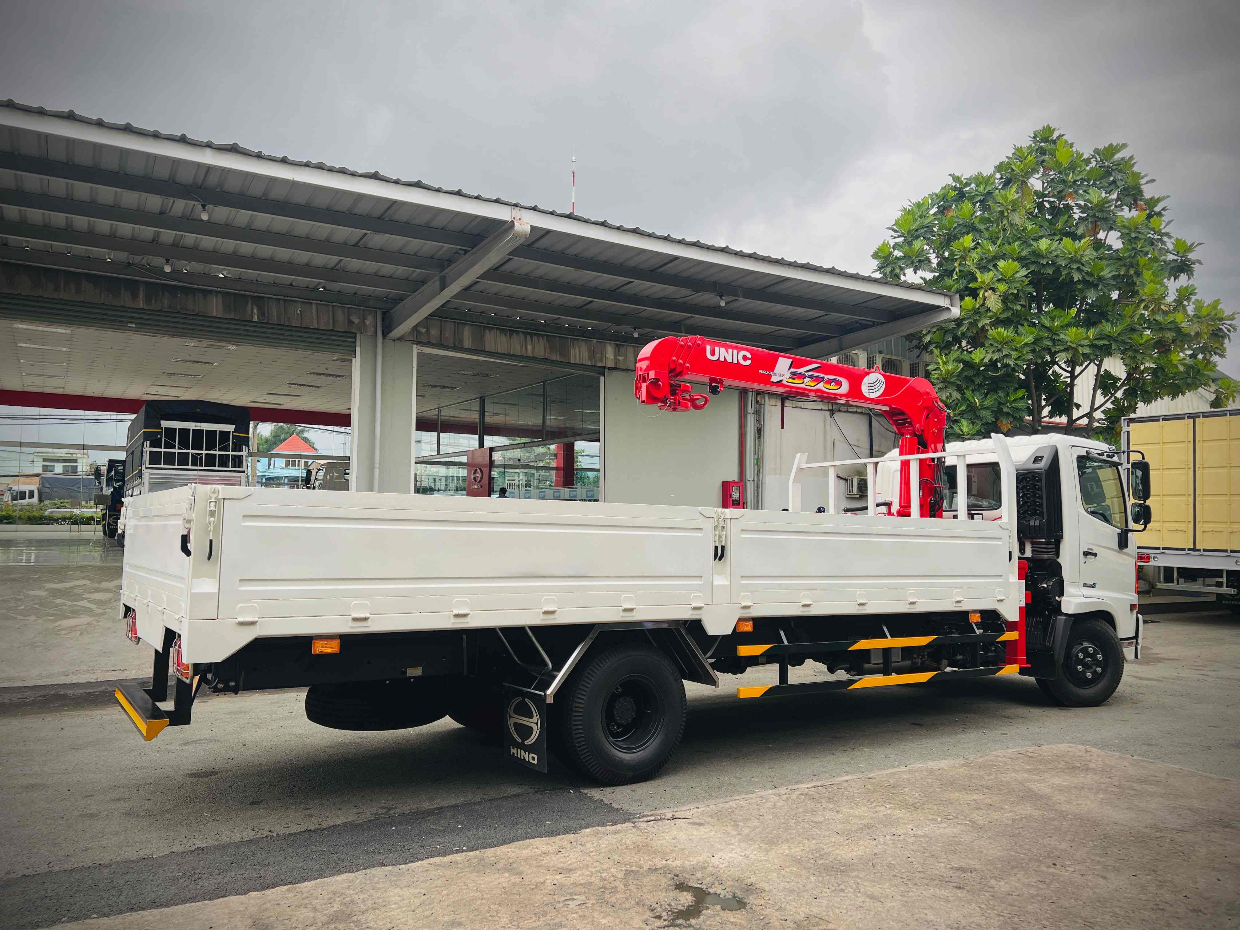 Hình ảnh thực tế của xe Hino 6 tấn thùng lửng cẩu unic 374