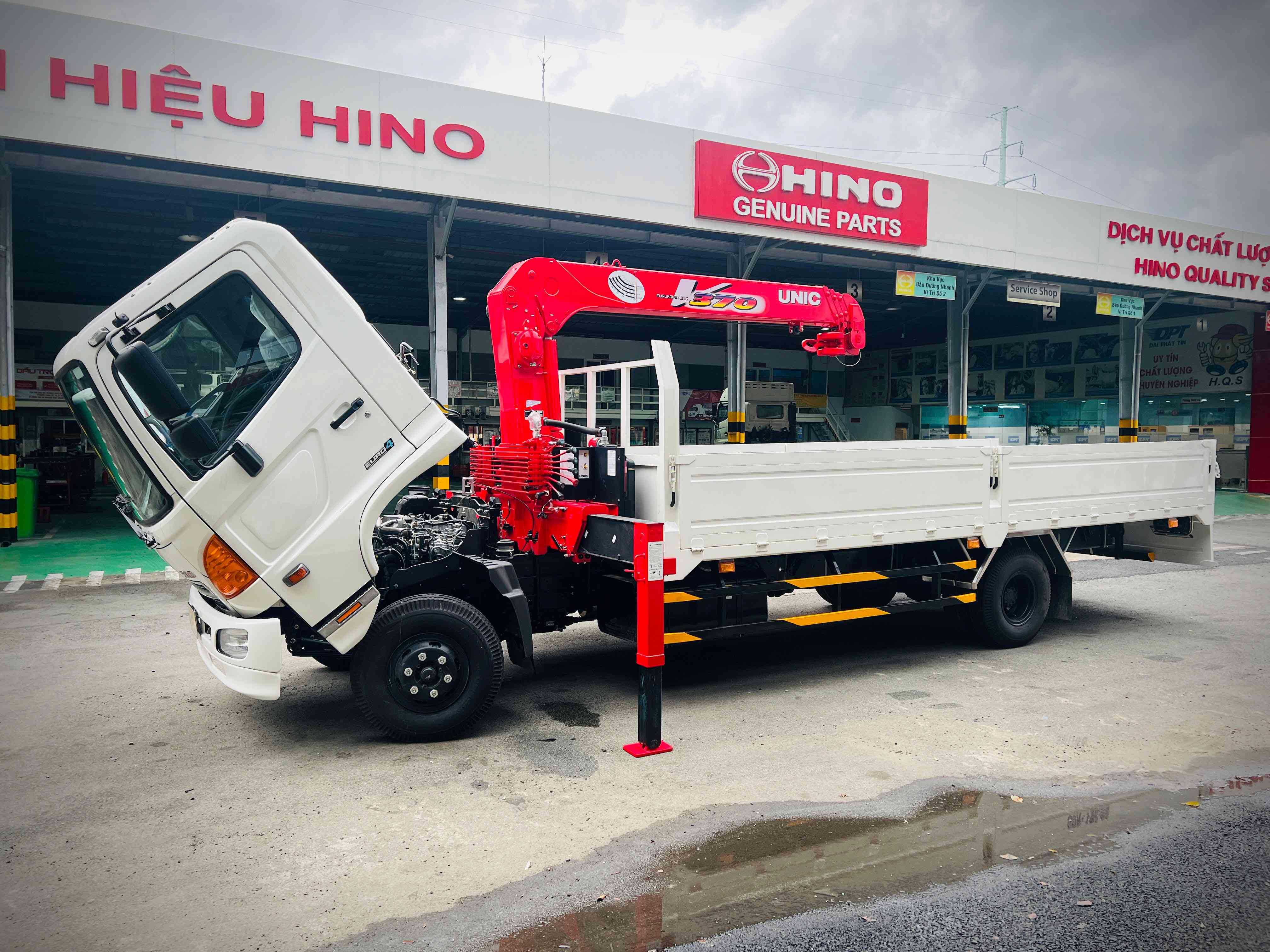 Hình ảnh thực tế của xe Hino 6 tấn thùng lửng cẩu unic 374