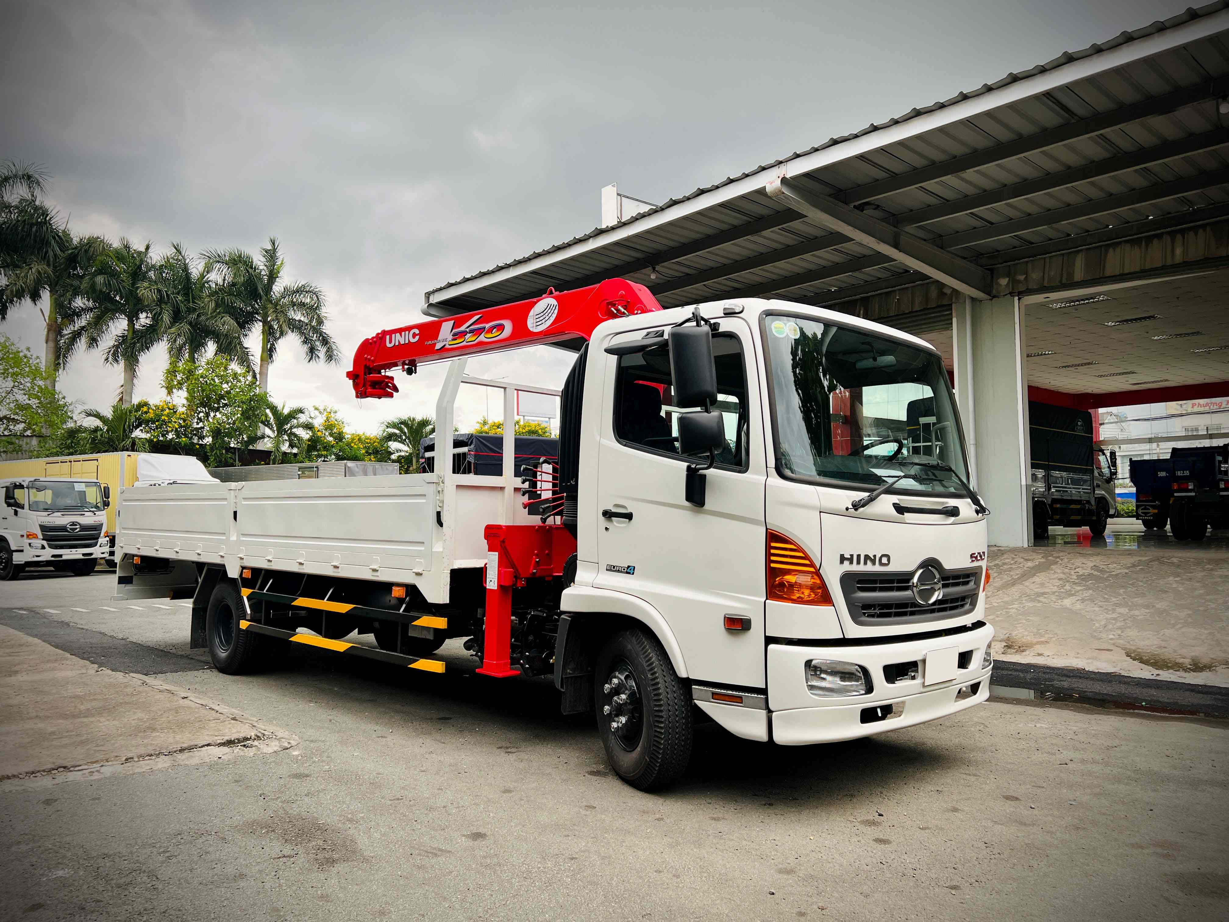 Hình ảnh thực tế của xe Hino 6 tấn thùng lửng cẩu unic 374