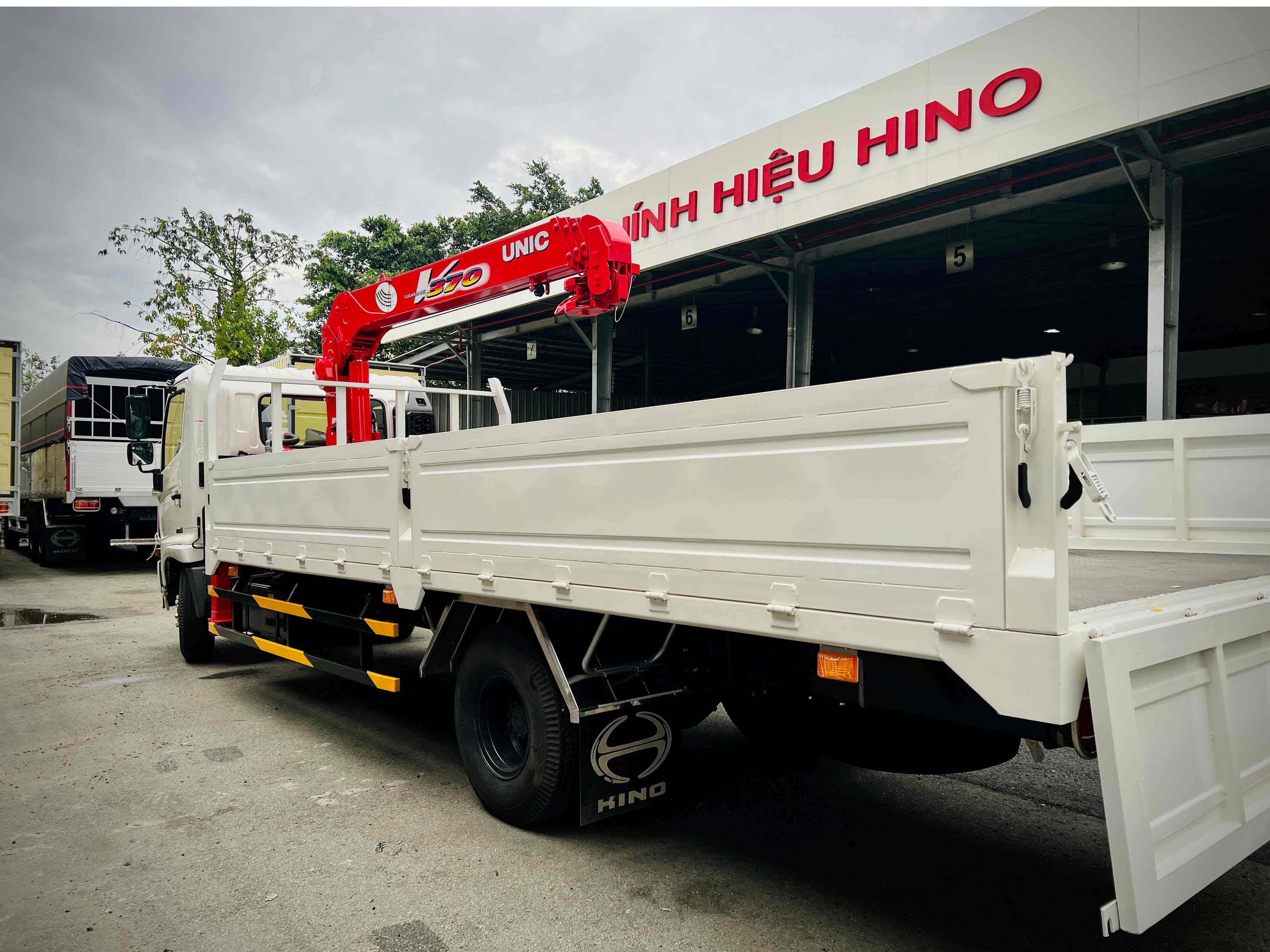 Hình ảnh thực tế của xe Hino 6 tấn thùng lửng cẩu unic 374