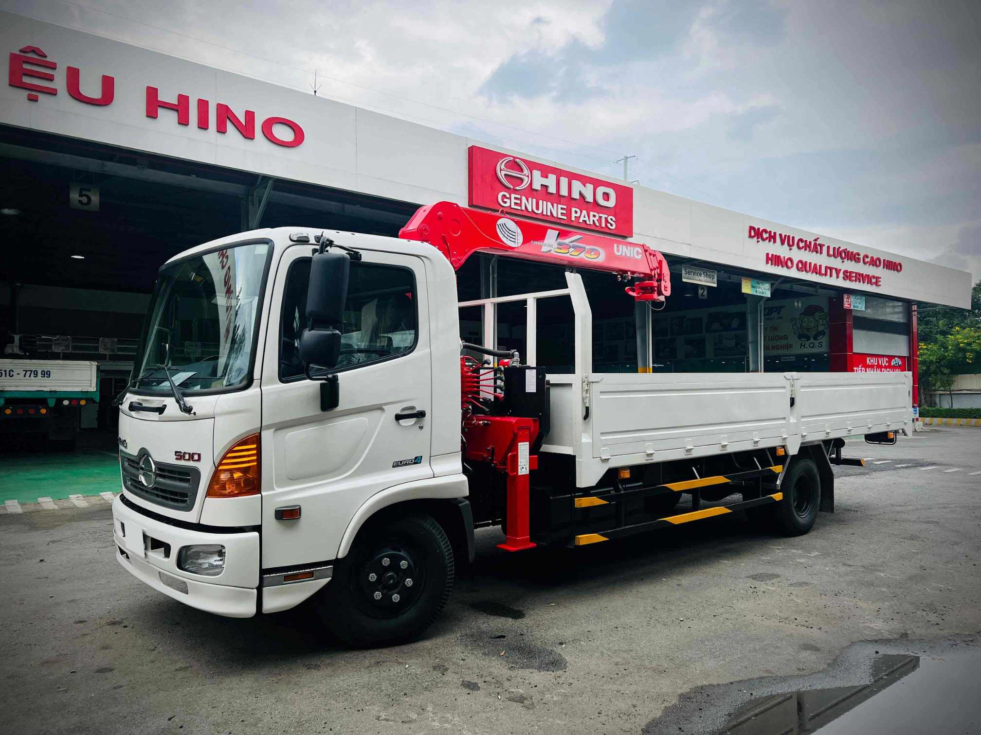 Hình ảnh thực tế của xe Hino 6 tấn thùng lửng cẩu unic 374