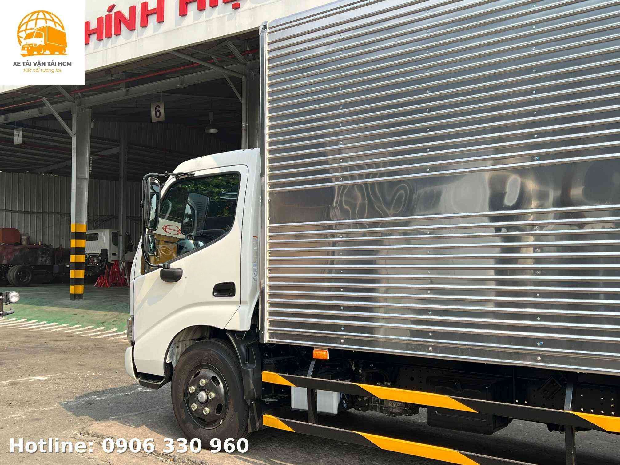 Hino 1 tấn 9 thùng Inox 430 bóng loáng