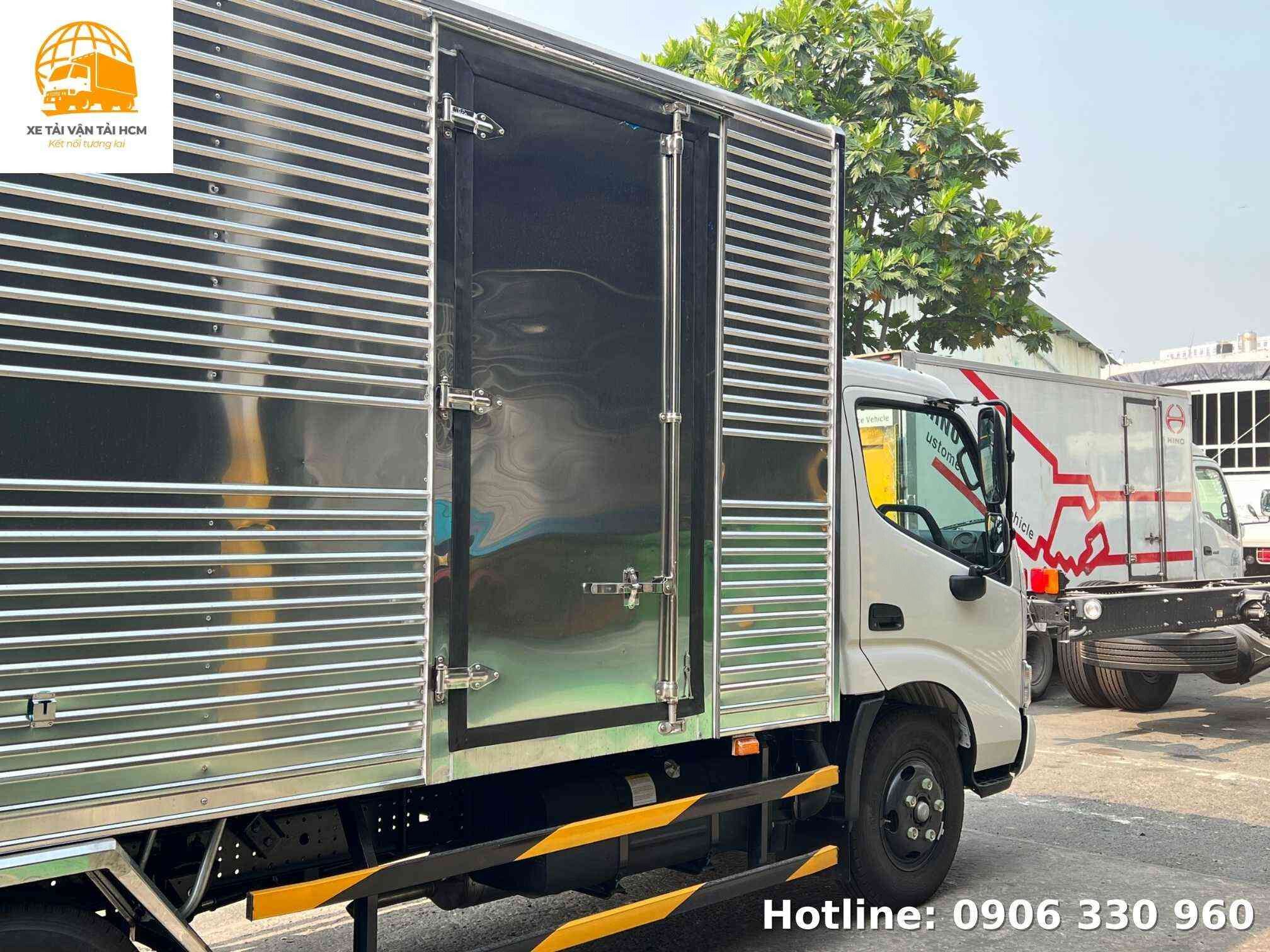 Hino 1 tấn 9 thùng Inox 430 bóng loáng