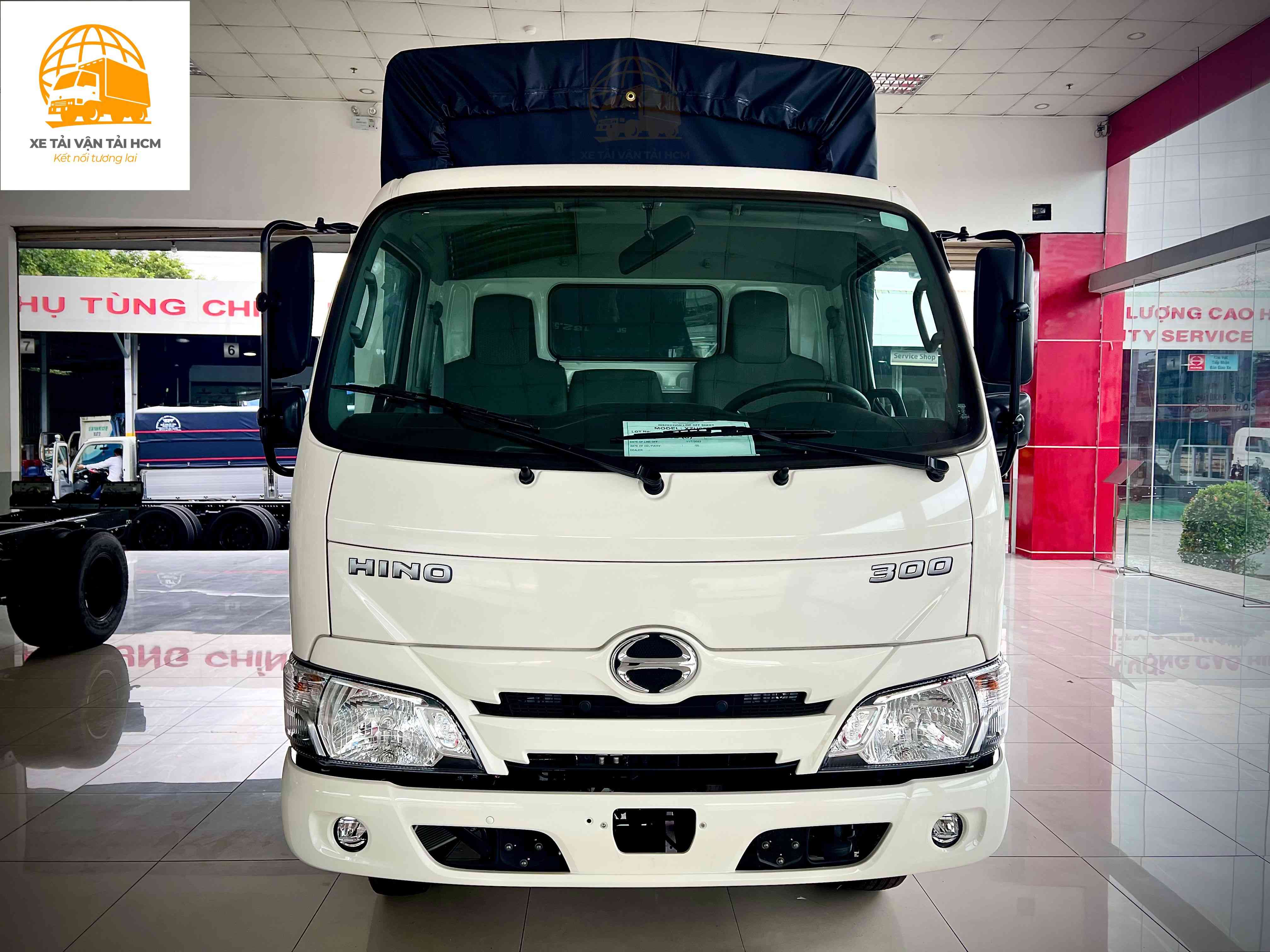 Đầu cabin xe Hino XZU650L được sơn màu trắng tiêu chuẩn của nhà máy