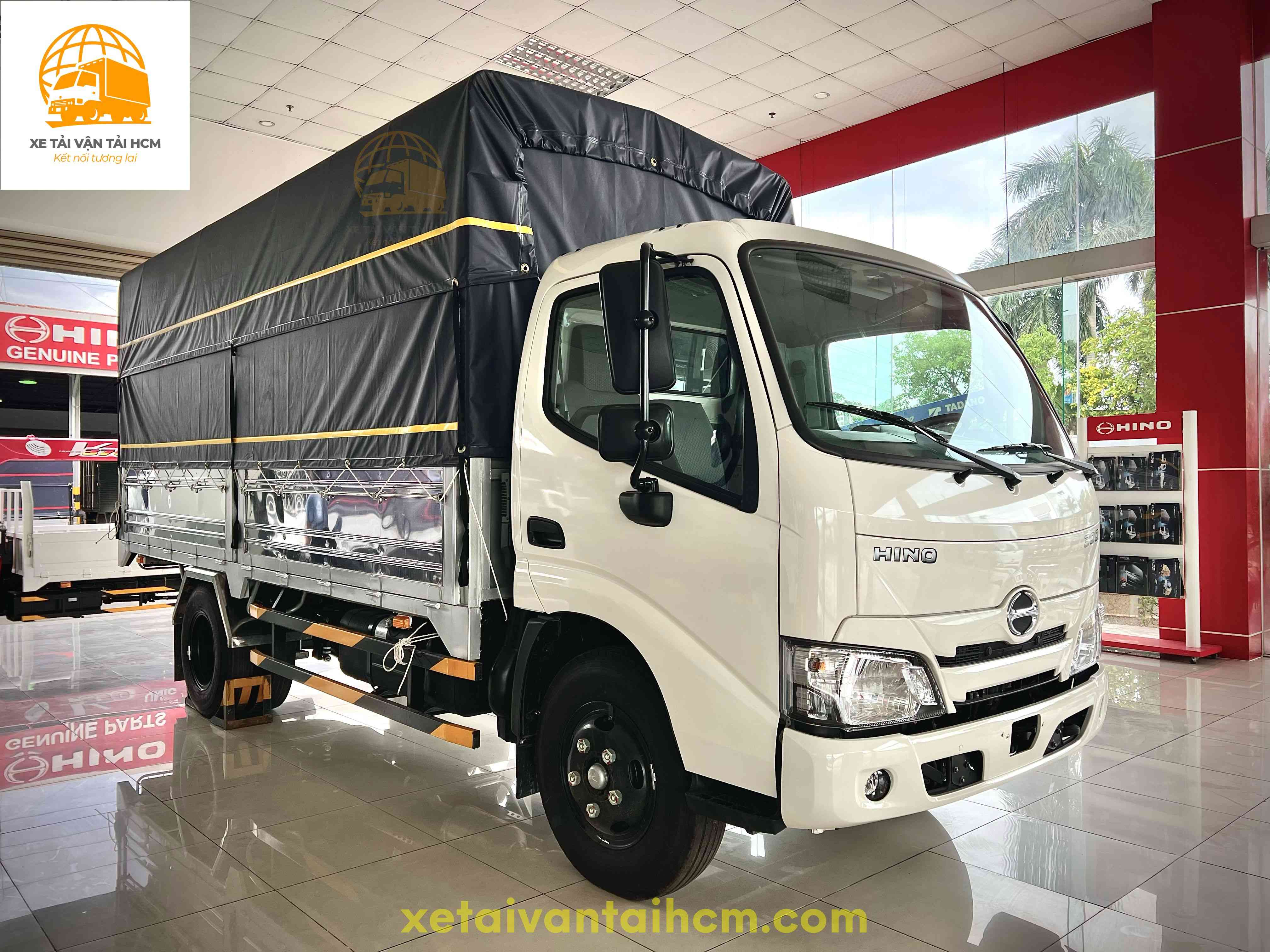 Xe tải Hino XZU650L phiên bản thùng mui bạt tiêu chuẩn