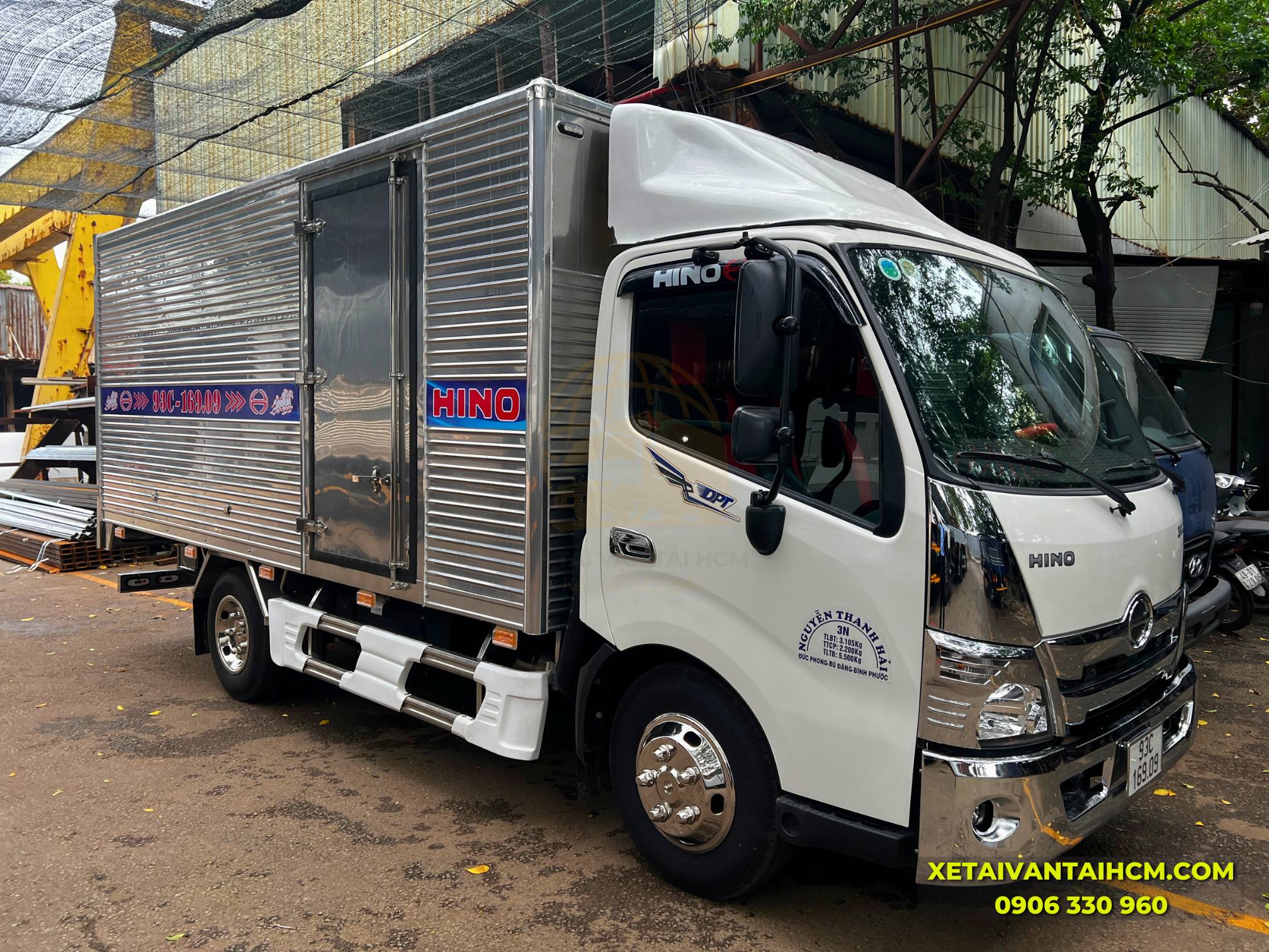 Hino 2 tấn 4 thùng kín inox 304 sau khi hoàn thiện cho khách hàng