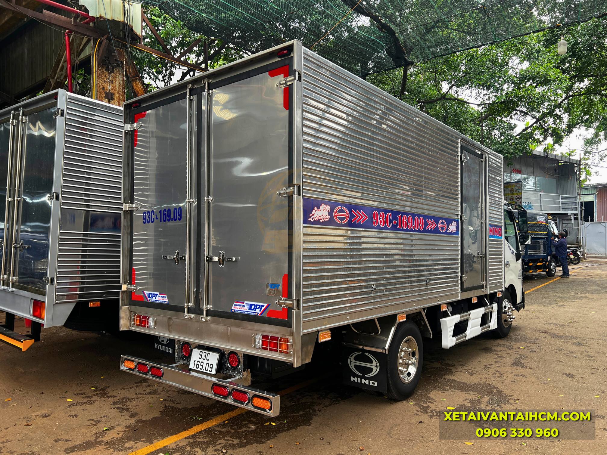 Hino 2 tấn 4 thùng kín inox 304 sau khi hoàn thiện cho khách hàng