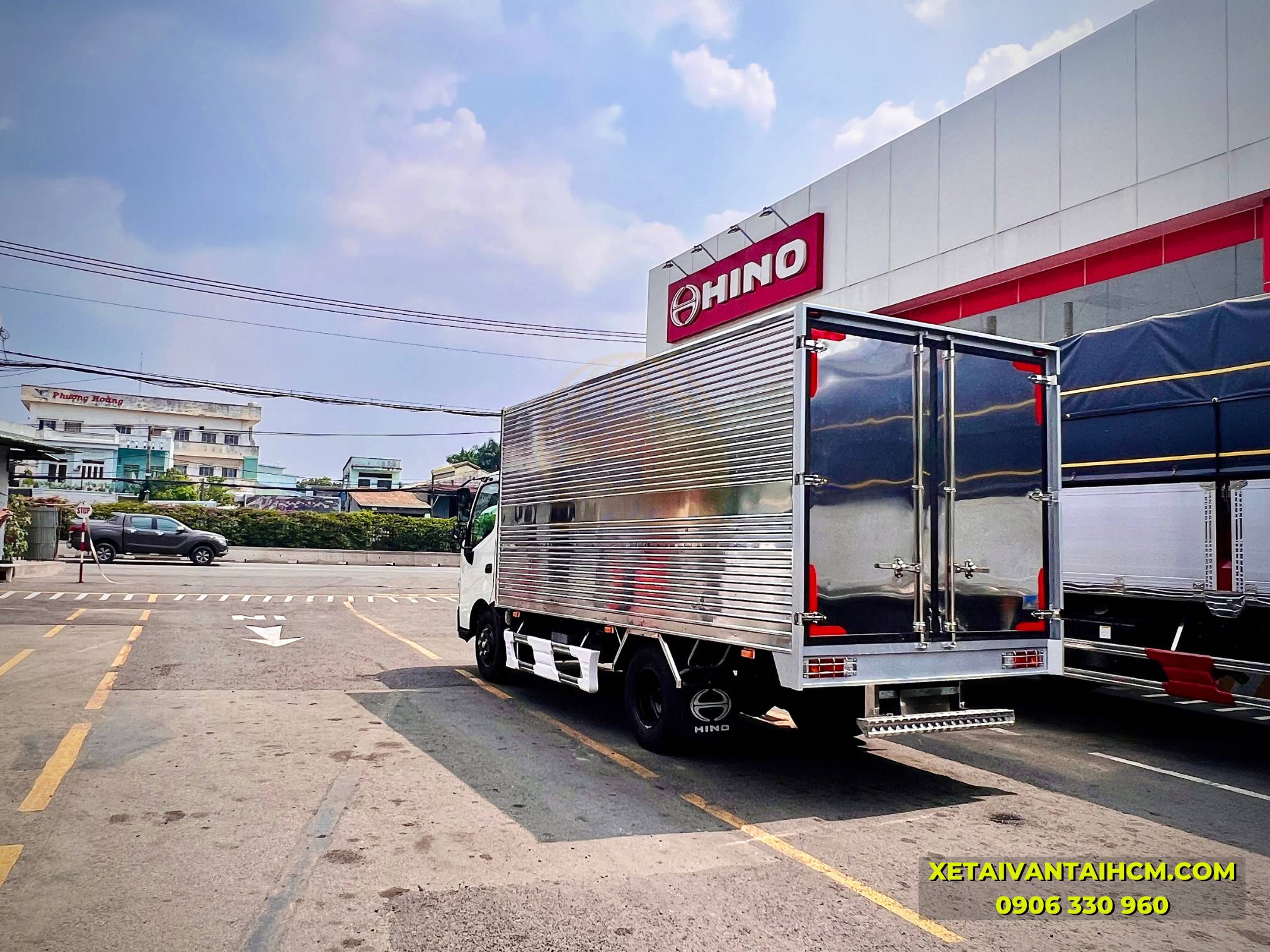 Hino 2 tấn 2 thùng kín tiêu chuẩn sau khi hoàn thiện