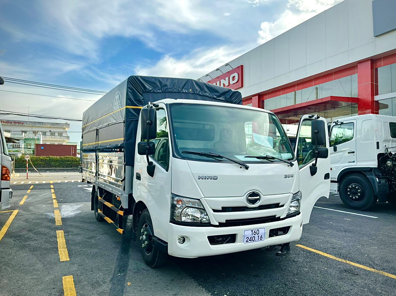 Hino 2 tấn 4 phiên bản thùng mui bạt tiêu chuẩn