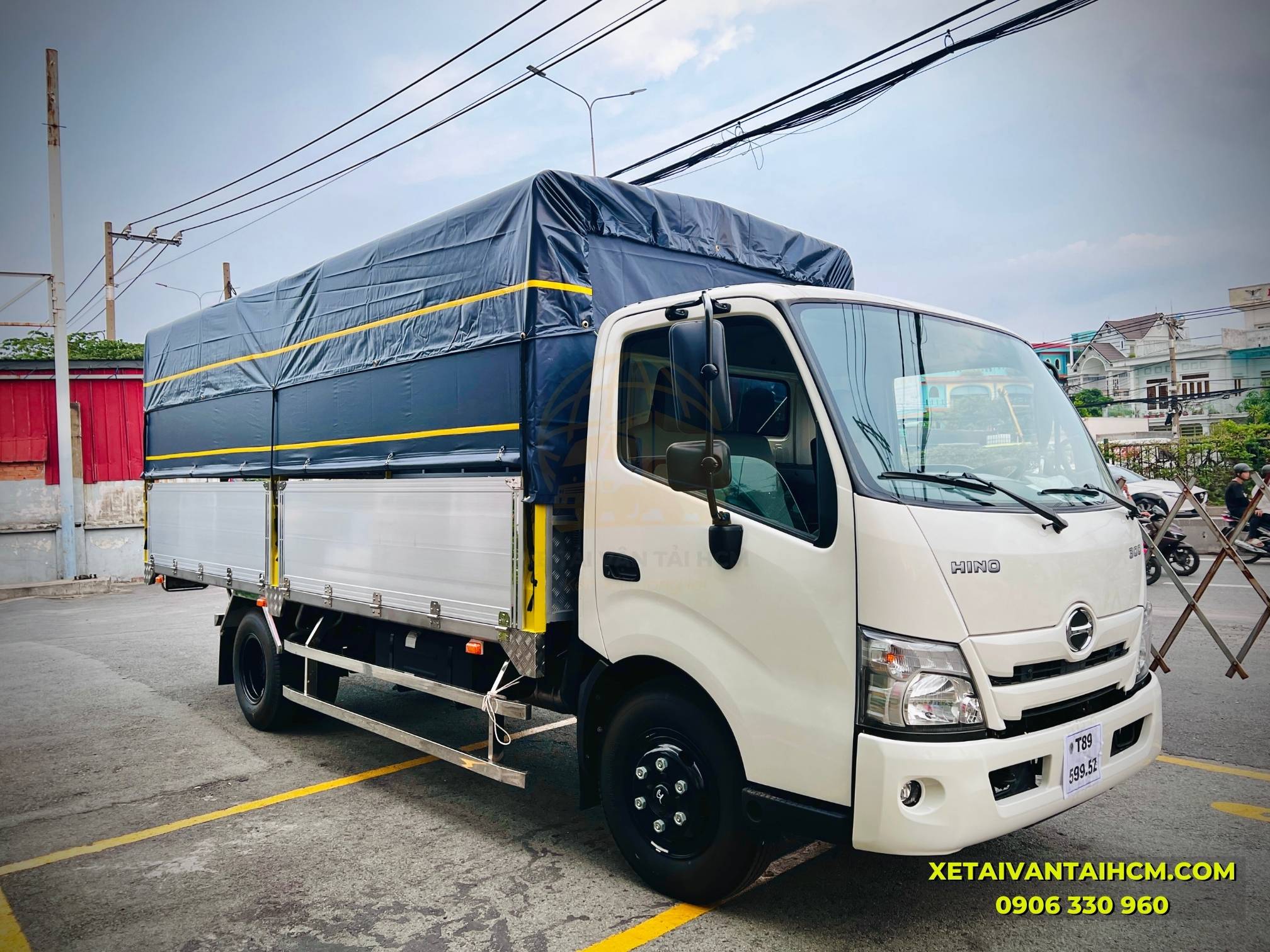 Hino XZU720L thùng mui bạt nhôm