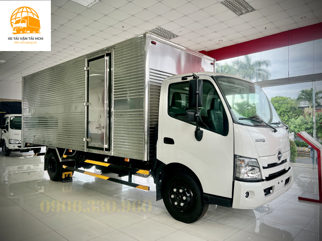 Xe tải Hino 5 tấn phiên bản thùng kín tiêu chuẩn