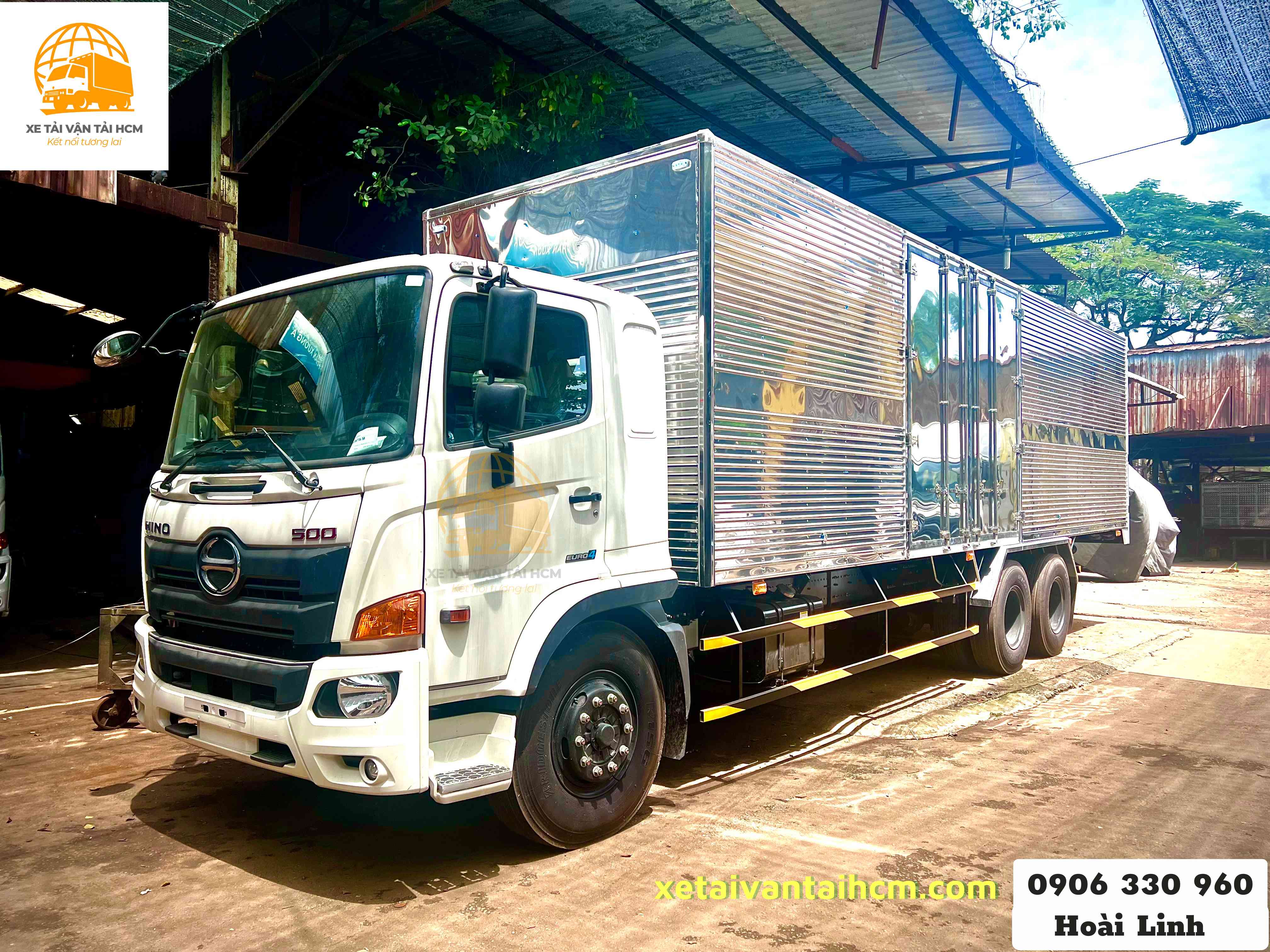 Hino 3 chân thùng kín tiêu chuẩn