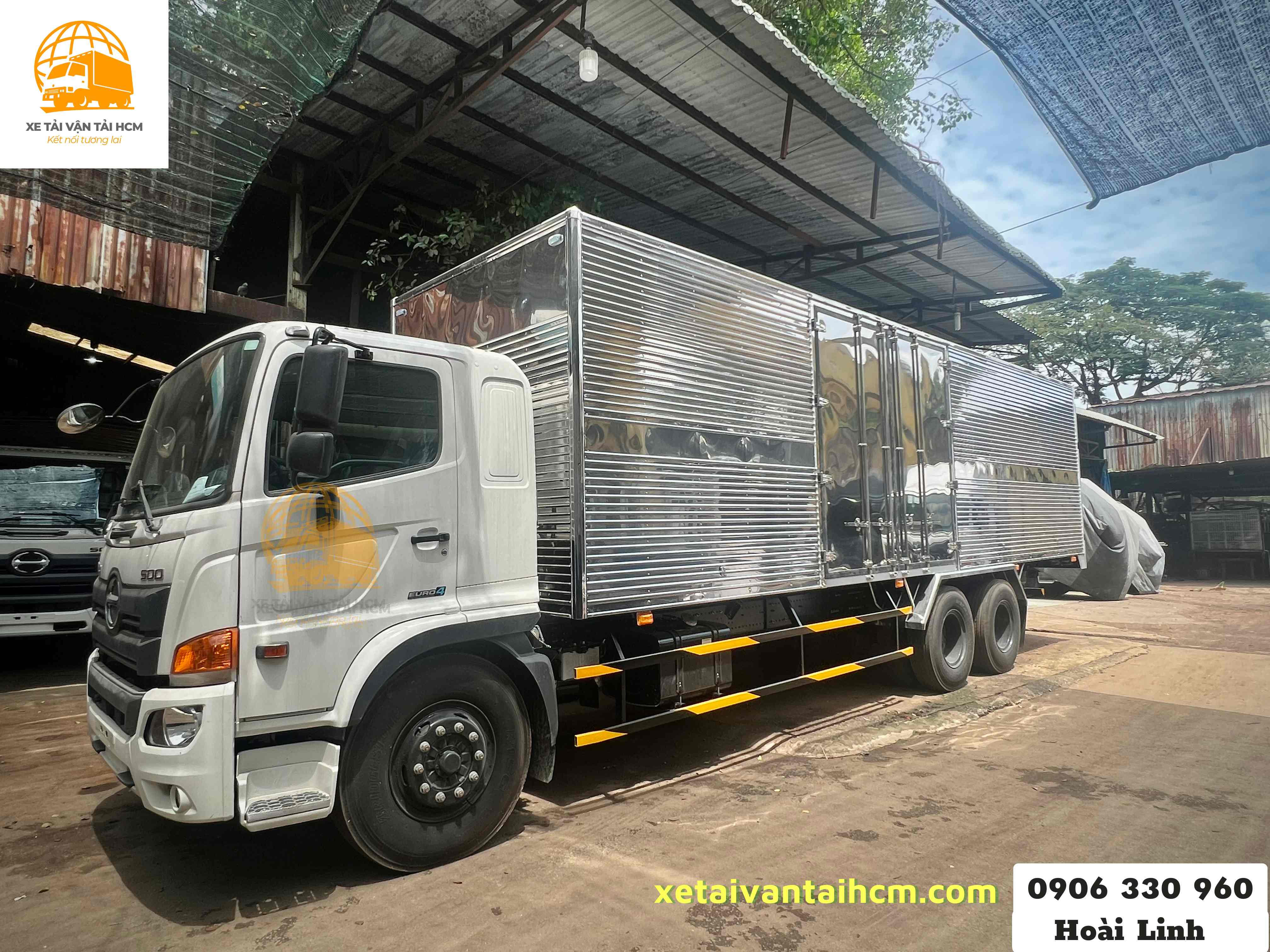 Hino 3 chân thùng kín 4 cửa