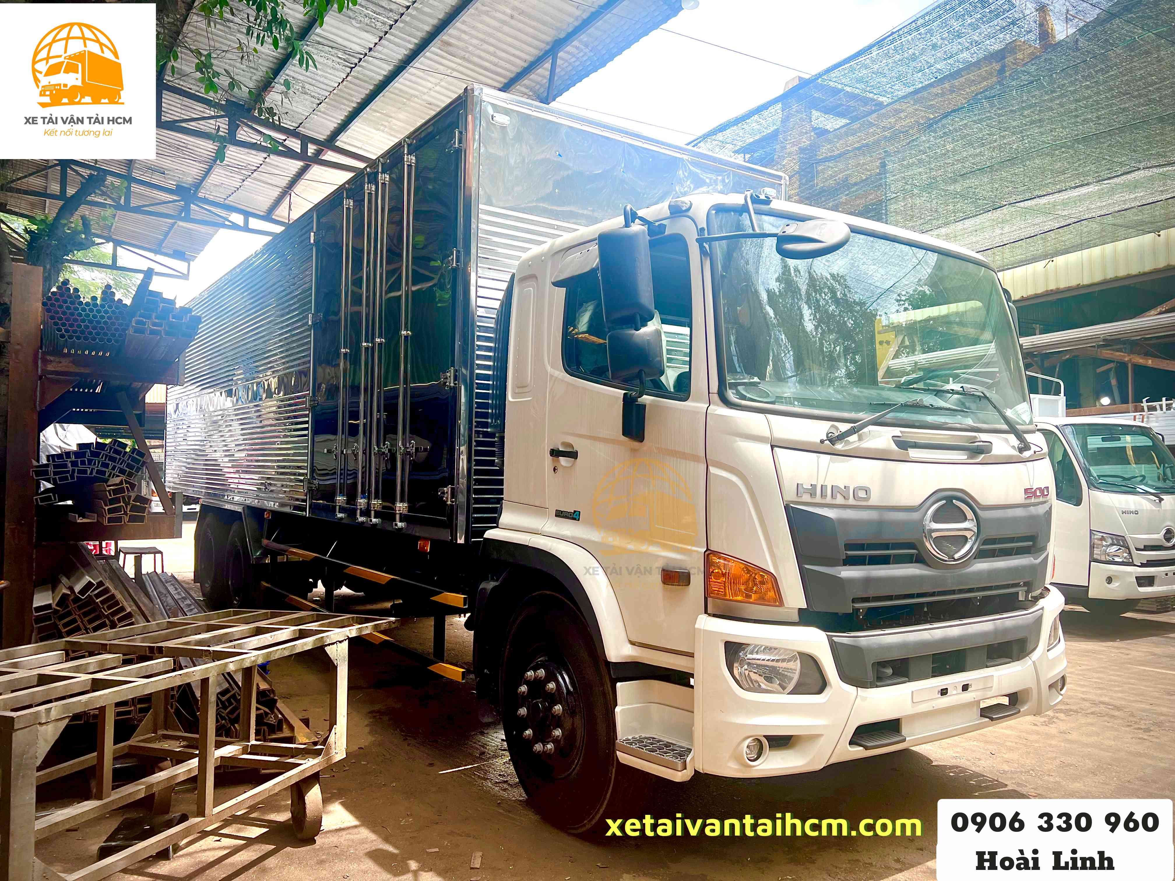 Hino 3 chân thùng kín 4 cửa