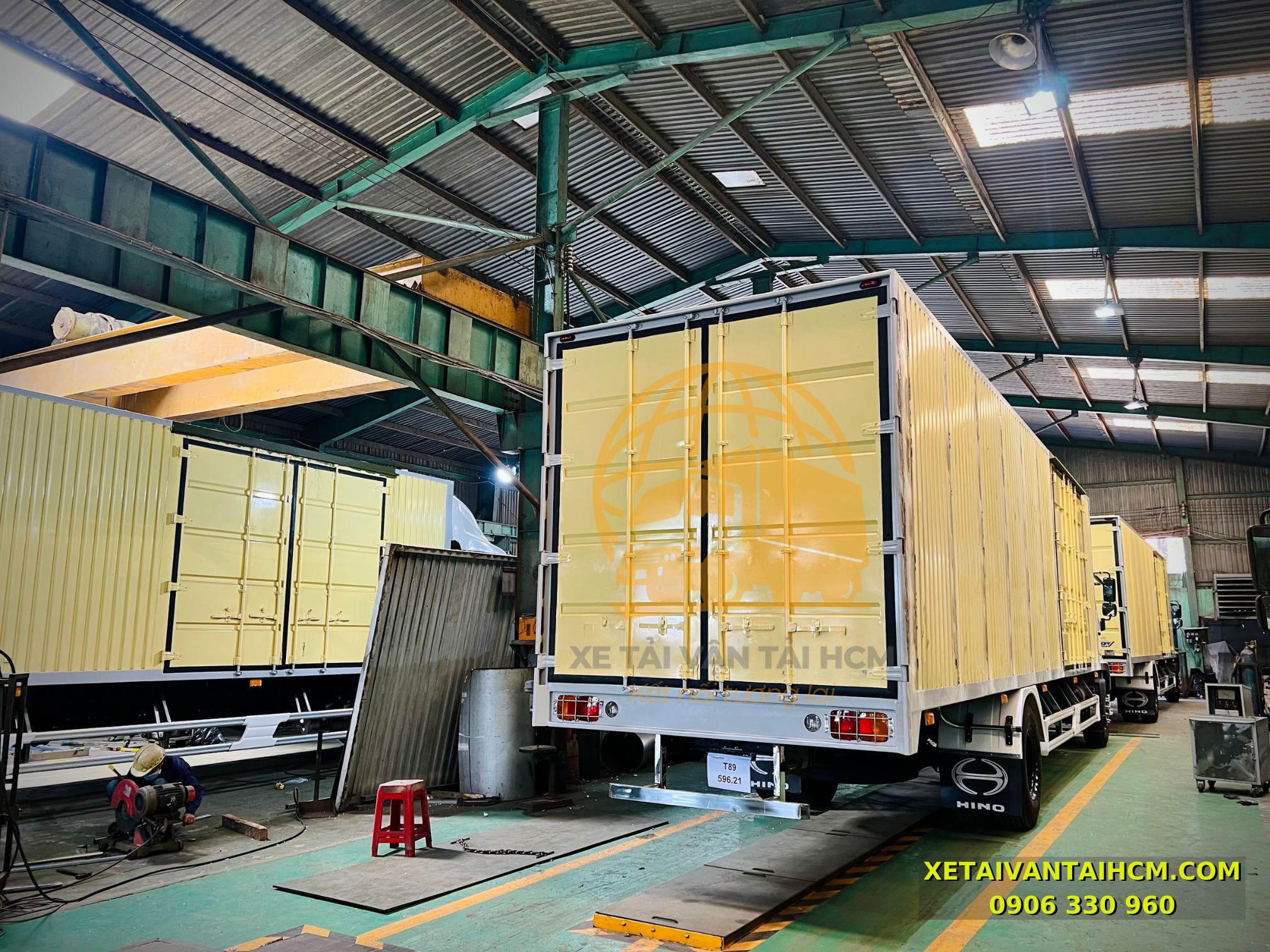 Phiên bản thùng container trên xe nền Hino 10 mét