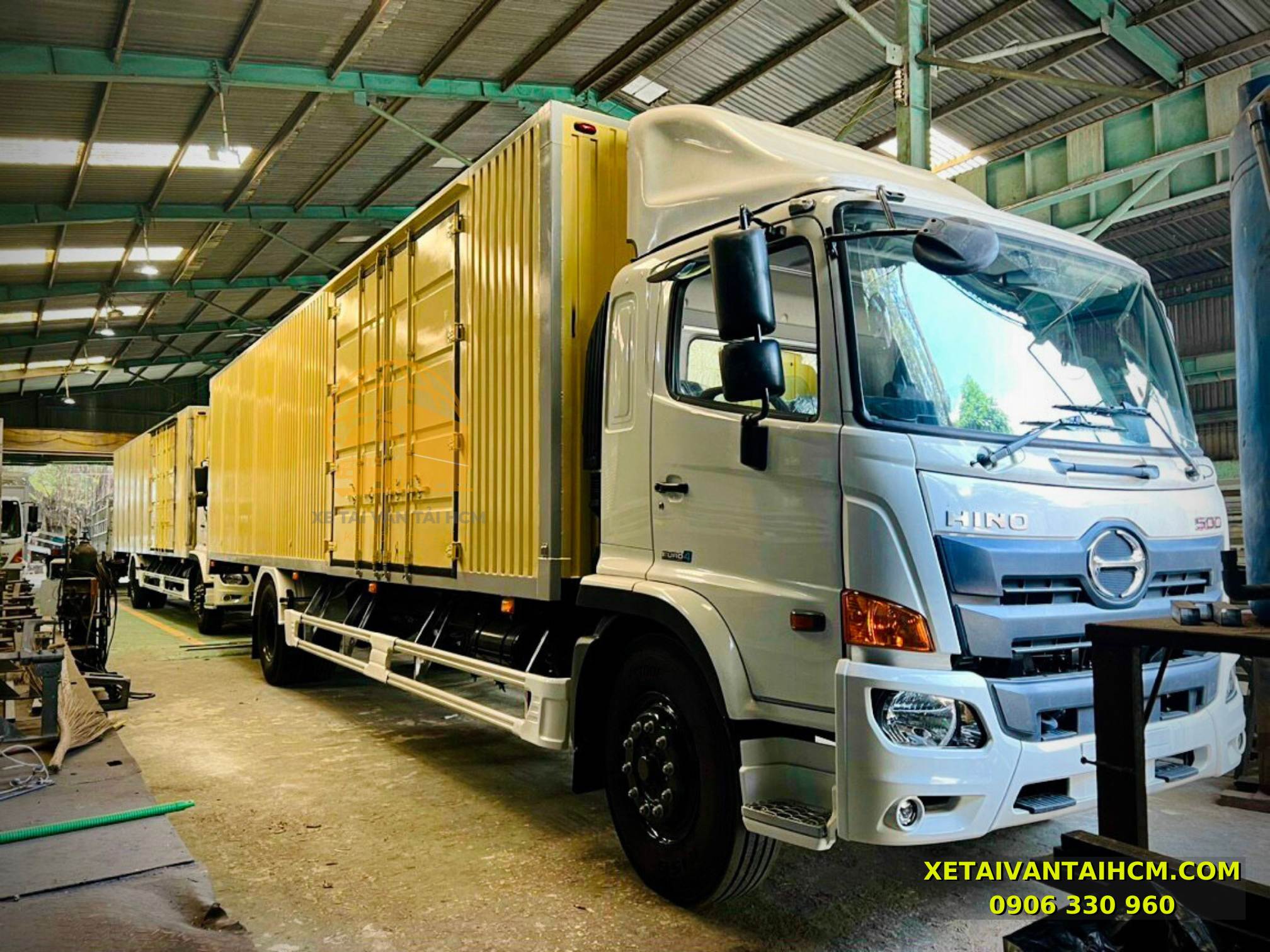 Xe tải Hino 8 tấn thùng kín container 10 mét