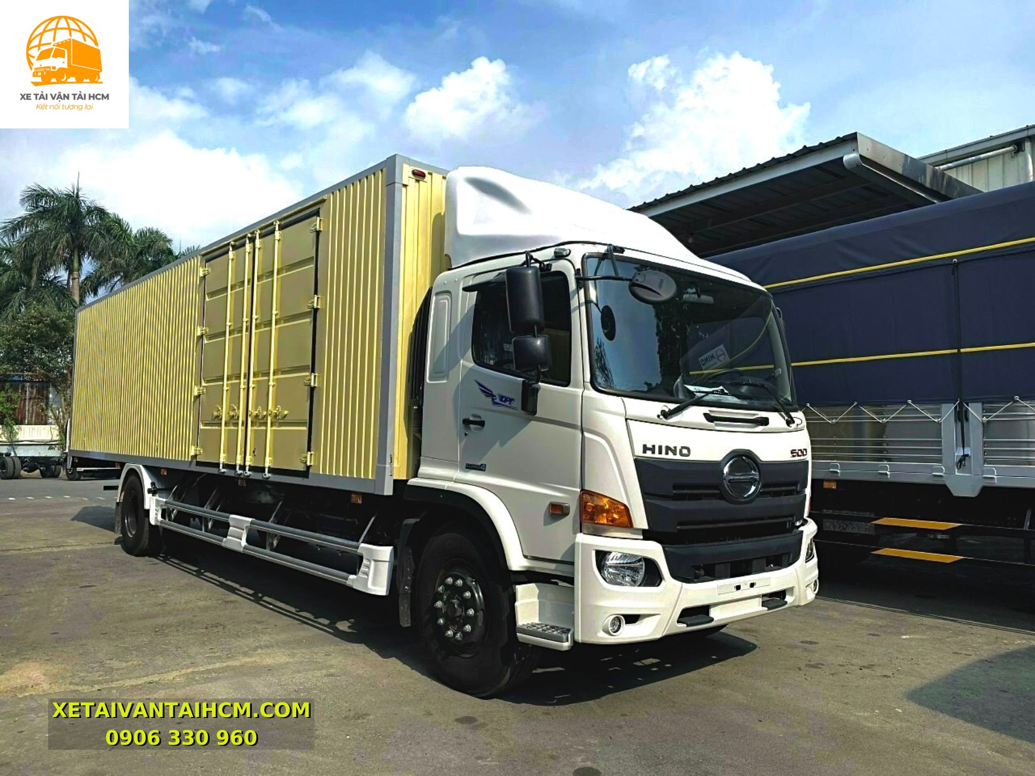 Hino 8 tấn thùng kín 10 mét 2 cửa hông