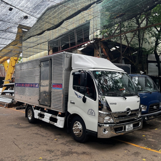 Tại Sao Xe Tải Hino 2 Tấn 2 Thùng Kín Inox 304 Là Lựa Chọn Hoàn Hảo?
