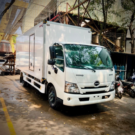 Xe Tải Hino 5 Tấn Thùng Bảo Ôn Trần Auto