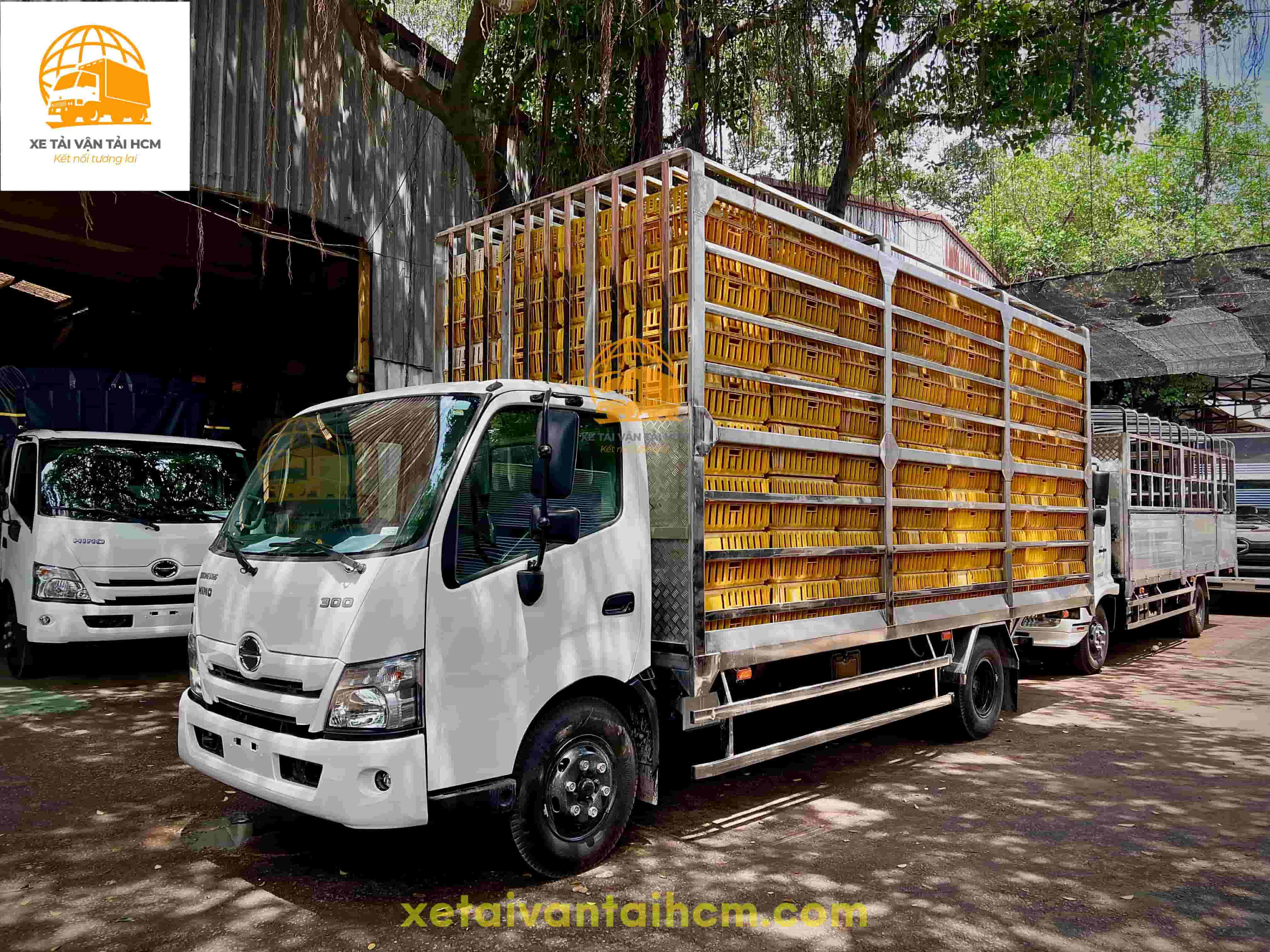 Hino 5 tấn thùng chở gia cầm