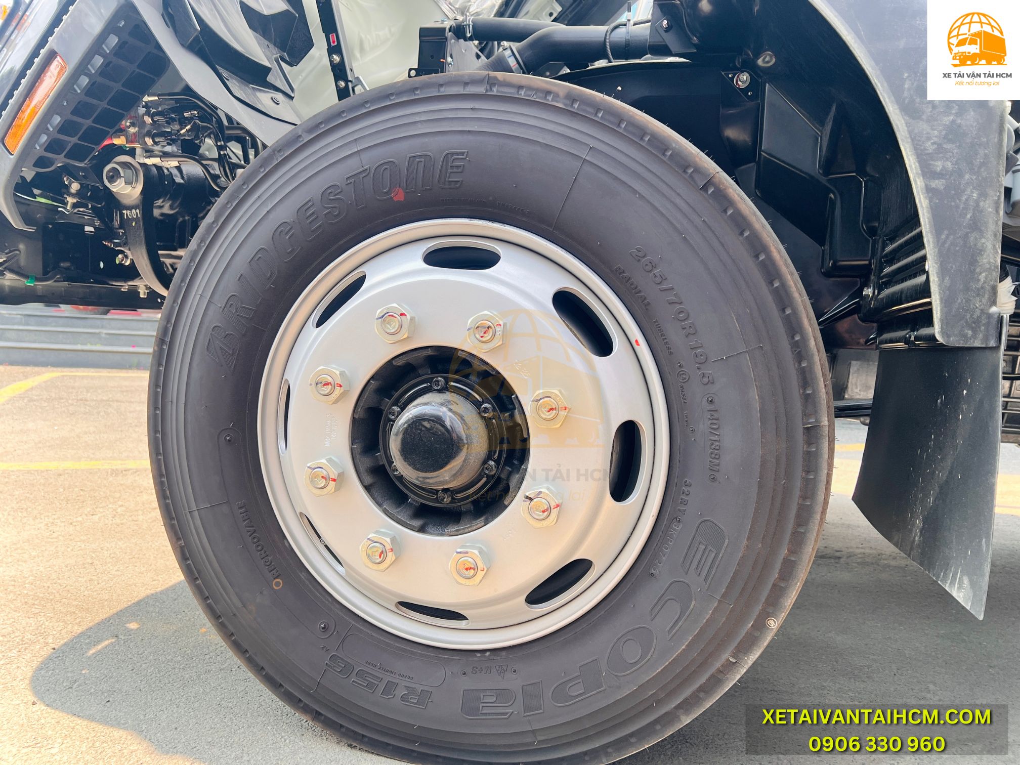 Lốp Bridgestone 265/70R19.5 trên xe tải Isuzu FSR700