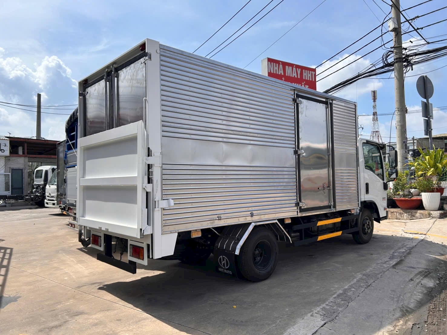 Isuzu QKR 210 thùng kín bửng nâng 1 tấn 9