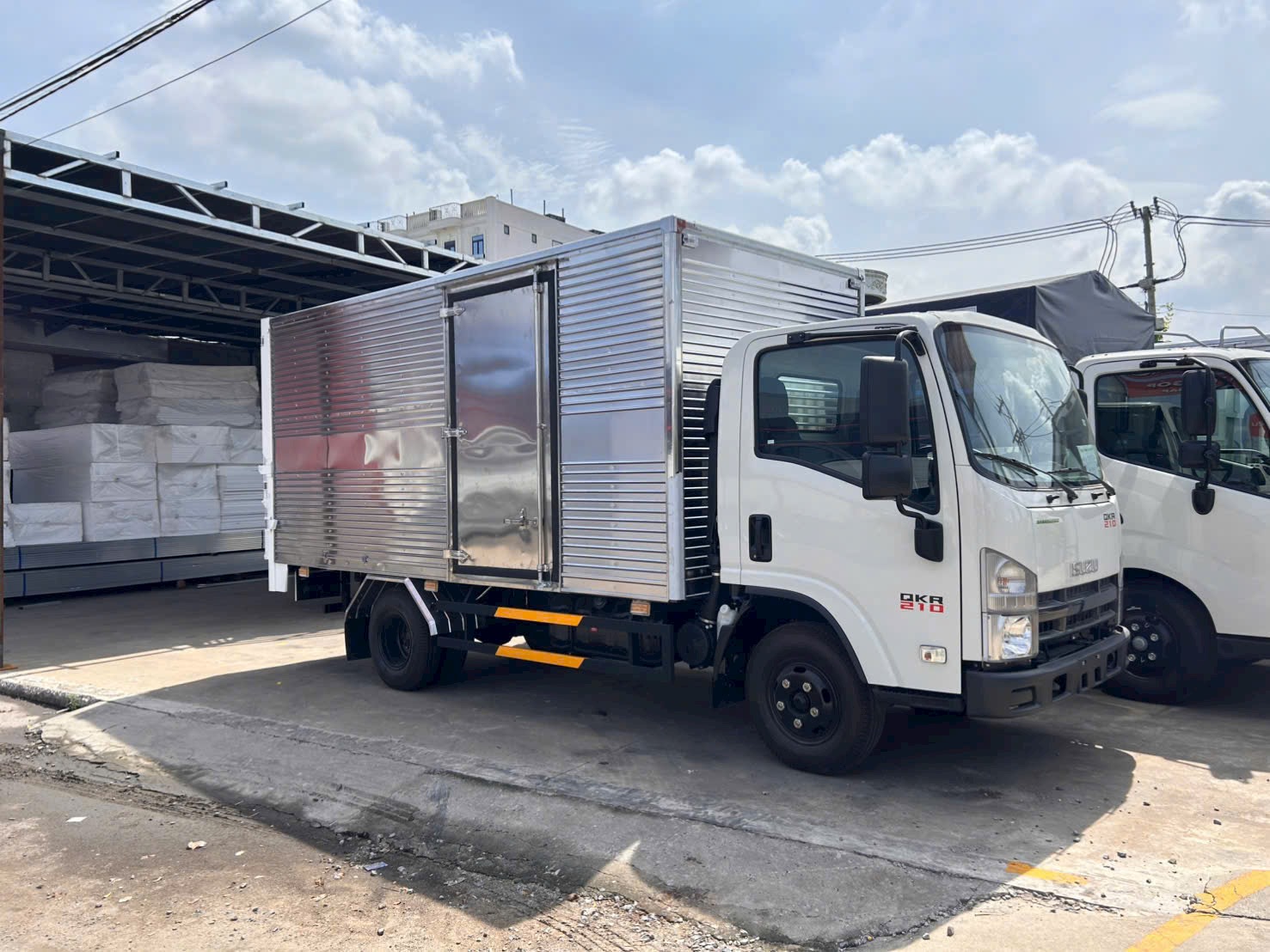 Isuzu QKR 210 thùng kín bửng nâng 1 tấn 9