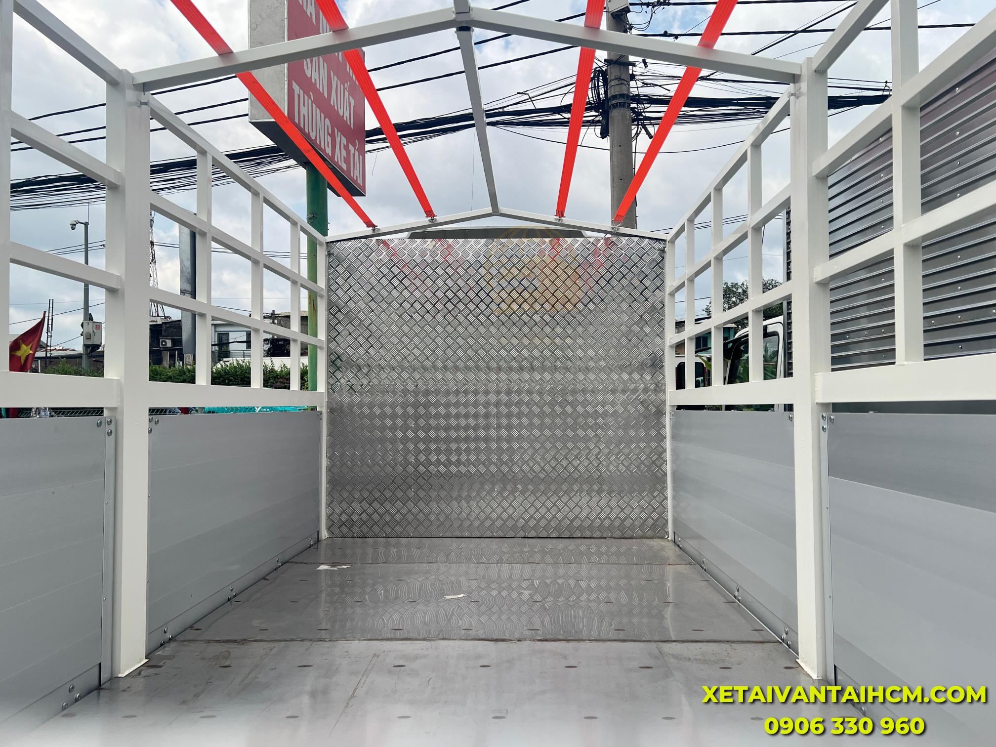 Bên trong thùng mui bạt Nhôm Đà Lạt Jac N200s Pro