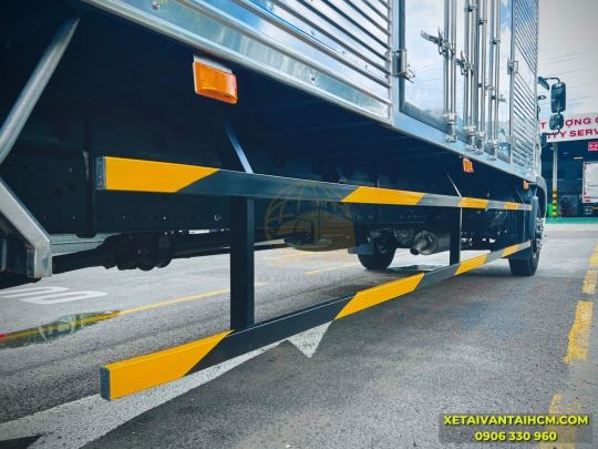 Xe tải Hino 8 tấn thùng kín 10 mét 2 cửa hông