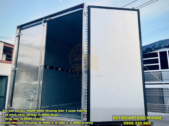 Xe tải Isuzu NQR 550 thùng kín dài 5m7 tải 4.9 tấn cửa hông 1m2