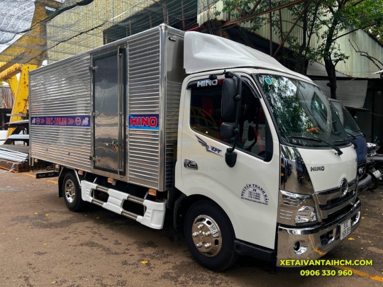 Tại Sao Xe Tải Hino 2 Tấn 2 Thùng Kín Inox 304 Là Lựa Chọn Hoàn Hảo?
