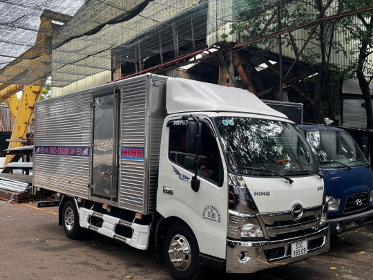 Tại Sao Xe Tải Hino 2 Tấn 2 Thùng Kín Inox 304 Là Lựa Chọn Hoàn Hảo?