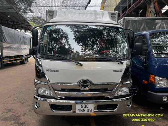 Tại Sao Xe Tải Hino 2 Tấn 2 Thùng Kín Inox 304 Là Lựa Chọn Hoàn Hảo?