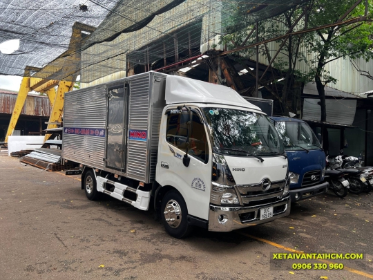 Tại Sao Xe Tải Hino 2 Tấn 2 Thùng Kín Inox 304 Là Lựa Chọn Hoàn Hảo?
