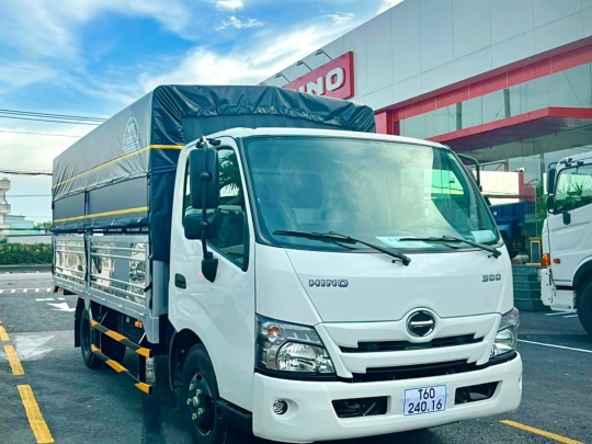 Xe Tải Hino 2 Tấn 5 Thùng Mui Bạt | Giá Xe Hino 2 Tấn 5 Mới Nhất 2023