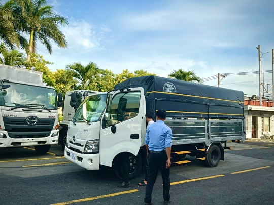 Xe Tải Hino 2 Tấn 5 Thùng Mui Bạt | Giá Xe Hino 2 Tấn 5 Mới Nhất 2023
