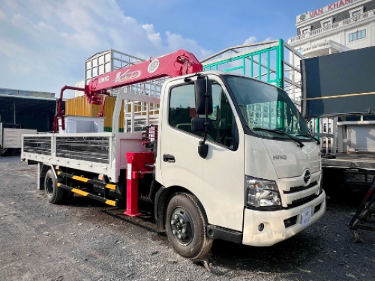 Xe tải Hino 5 tấn gắn cẩu Unic 375 có rổ nâng người - Hino 5 tấn thùng lửng gắn cẩu Unic 3 tấn 5 khúc có rổ nâng người