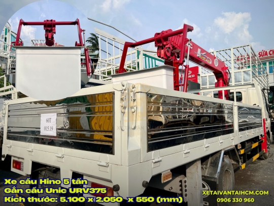 Xe tải Hino 5 tấn gắn cẩu Unic 375 có rổ nâng người - Hino 5 tấn thùng lửng gắn cẩu Unic 3 tấn 5 khúc có rổ nâng người
