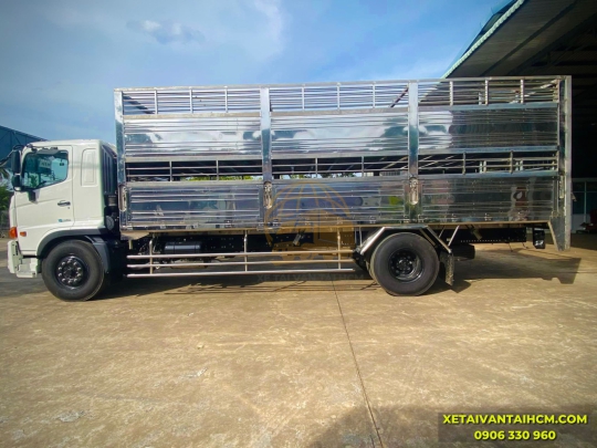 Xe tải Hino FG8JP7A 8 tấn thùng ngắn chở heo