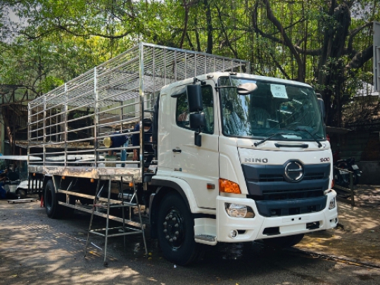 Xe tải Hino 8 tấn FG8JT8A thùng chở gia cầm tải 6 tấn 9 - Hino 8 tấn chở gia cầm tải 6 tấn 9