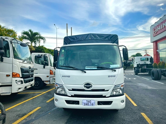 Xe Tải Hino 2 Tấn 5 Thùng Mui Bạt | Giá Xe Hino 2 Tấn 5 Mới Nhất 2023