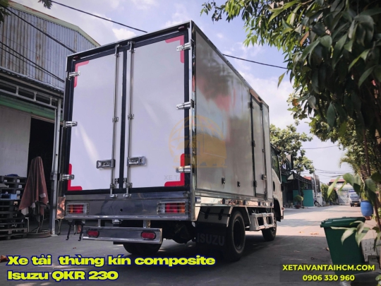 Xe tải Isuzu QKR 230 thùng kín Composite - Isuzu QKR 230 thùng kín vách composite
