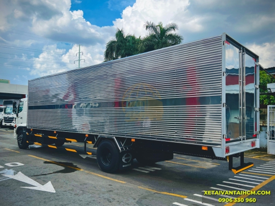 Xe tải Hino 8 tấn thùng kín 10 mét 2 cửa hông