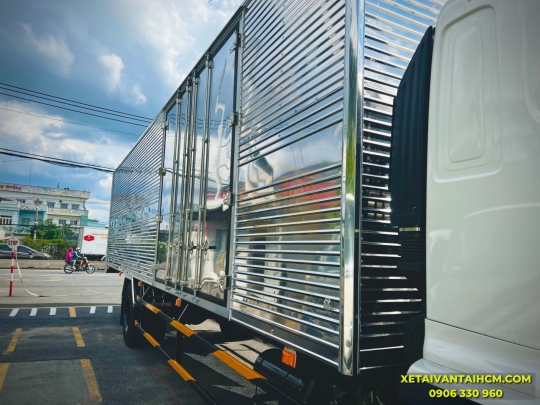 Xe tải Hino 8 tấn thùng kín 10 mét 2 cửa hông