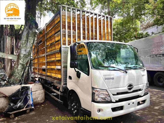 Xe tải Hino 5 tấn chuyên chở gia cầm 256 lồng  – Sự lựa chọn tuyệt vời cho doanh nghiệp của bạn