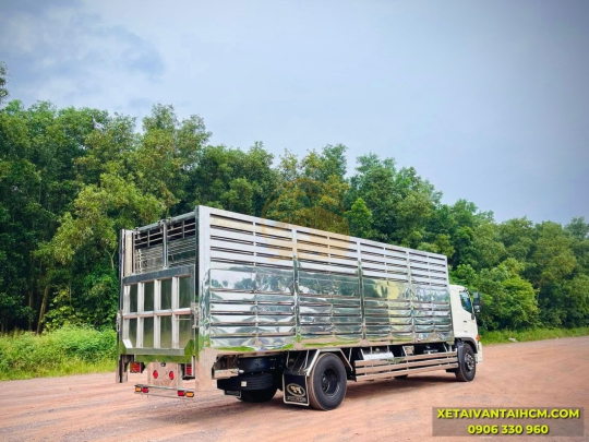 Xe tải Hino 8 tấn FG8JT7A thùng chở heo có hệ thống làm mát