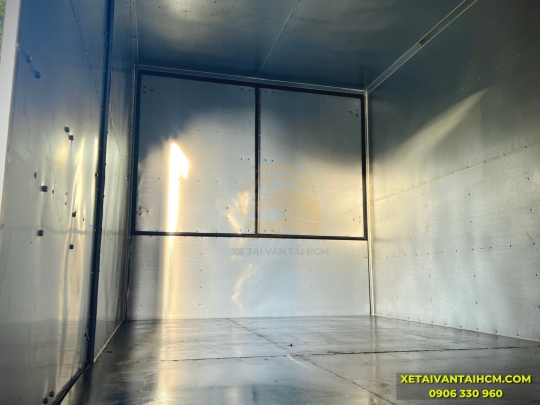 Xe tải Hino 8 tấn FG8JT8A thùng kín 6 cửa thùng dài 8m8 - Hino 8 tấn thùng kín dài 8m8 thiết kế 6 cửa